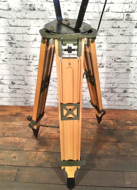 Image 1 of Gran foco industrial negro sobre trípode de madera, década de 1960