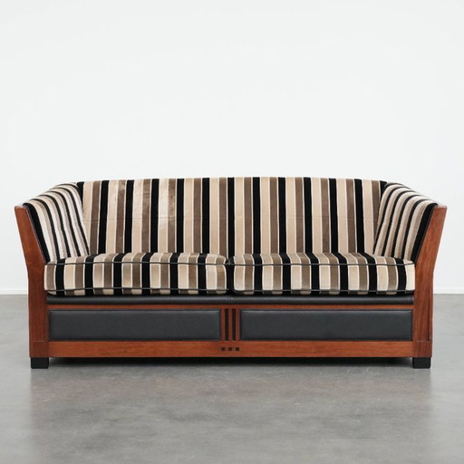 Sofá de diseño Schuitema de 2,5 plazas de la serie Decoforma con preciosa carpintería.