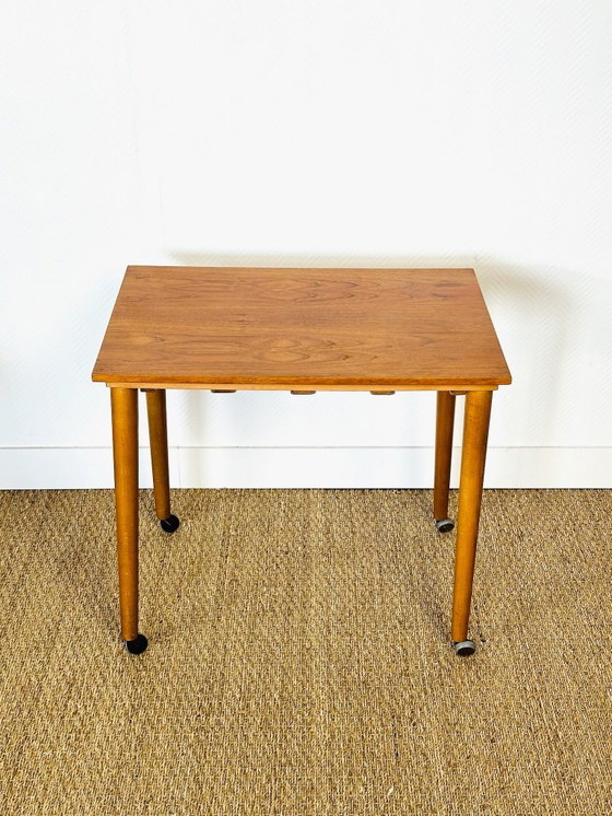 Image 1 of Set van 5 vintage Scandinavische bijzettafels van teakhout, uit 1960.