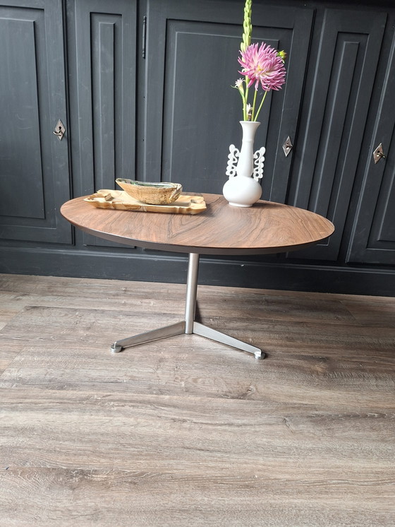 Image 1 of Table basse design vintage Midcentury en bois de teck rond. Fabriquée en Allemagne.