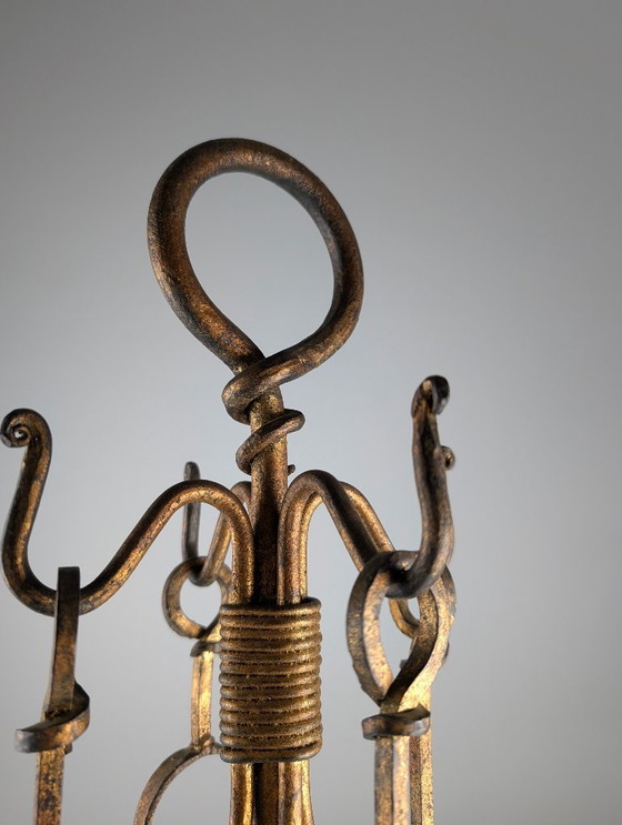 Image 1 of Juego de herramientas para chimenea de hierro forjado dorado con diseño escultórico, década de 1960