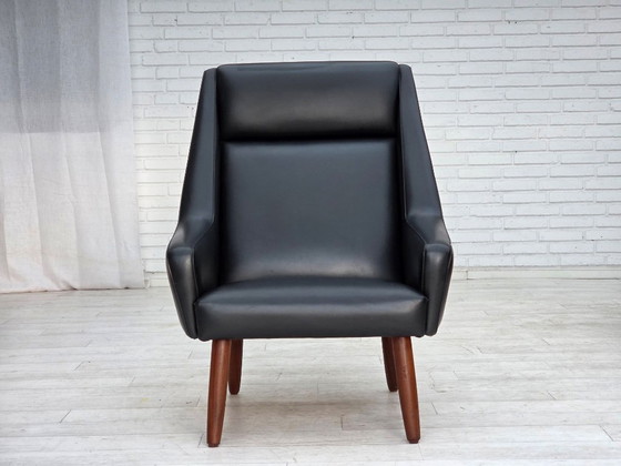 Image 1 of Deense fauteuil met hoge rugleuning uit de jaren 70, zwart kunstleer, poten van teakhout.