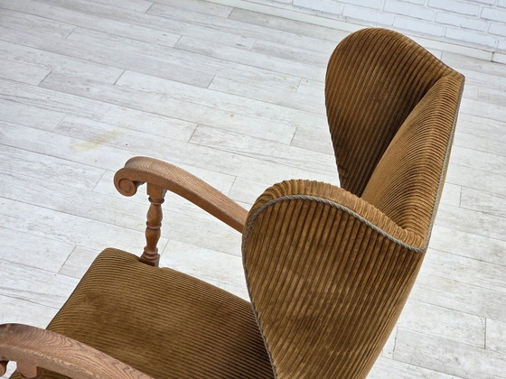 Image 1 of Anni '70, poltrona scandinava con schienale alto e ala, mobili in velluto a coste, legno di quercia intagliato.