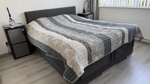 een zo goed als nieuw elektronisch verstelbaar bed