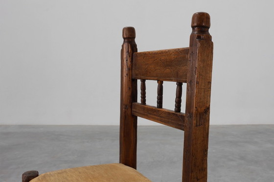 Image 1 of Spanischer, handgeschnitzter Eichenstuhl aus dem 19. Jahrhundert mit Velourssitz