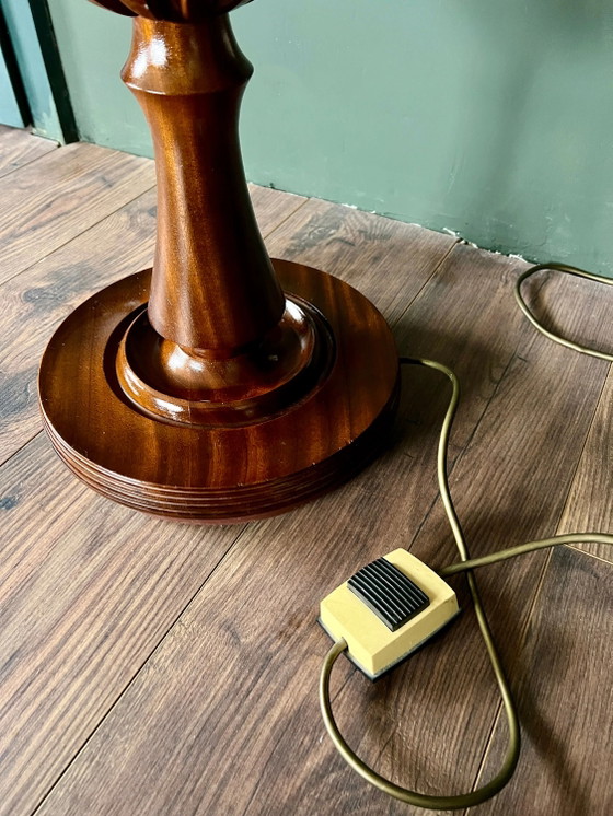 Rare! Lampadaire vintage Mid-Century/Space Age avec abat-jour en cuir et base en bois frappante, excellent (photo 5 of 9)