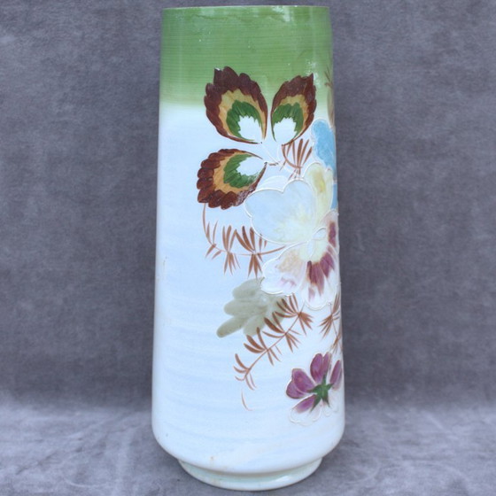 Image 1 of Vaso antico in opalino con dipinto floreale