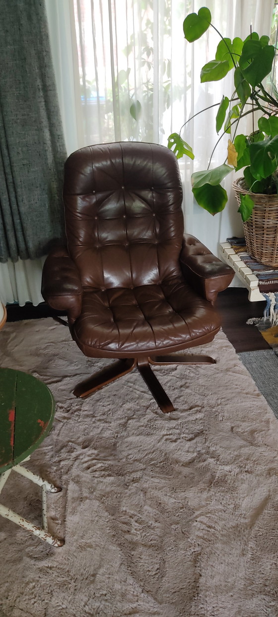 Image 1 of Fauteuil pivotant vintage scandinave en cuir