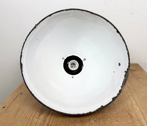 Image 1 of Industrielle Bauhaus-Hängeleuchte aus schwarzem Emaille, 1930er Jahre