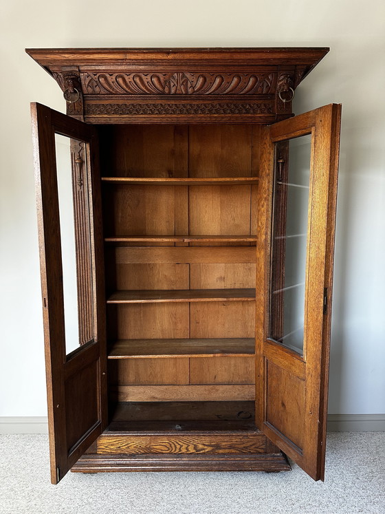 Image 1 of Antiker Eichenbücherschrank mit abgeschrägtem Glas (ca. 1890–1910)