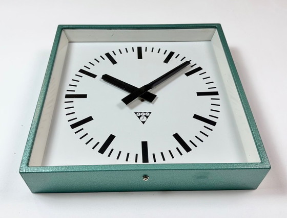 Horloge murale carrée industrielle verte de Pragotron, années 1970 – Pendules, Glass, Iron (photo 7 of 16)