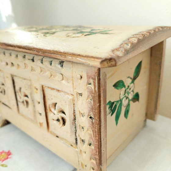Image 1 of Scatola portagioie vintage in legno | Scatola per uccelli con decorazione a cinciallegra dipinta a mano