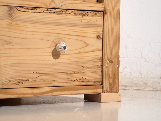 Chest of drawers in stripped pine – Central Europe, circa 1920 – Wood, Ceramic, Rustic (photo 15 of 40)