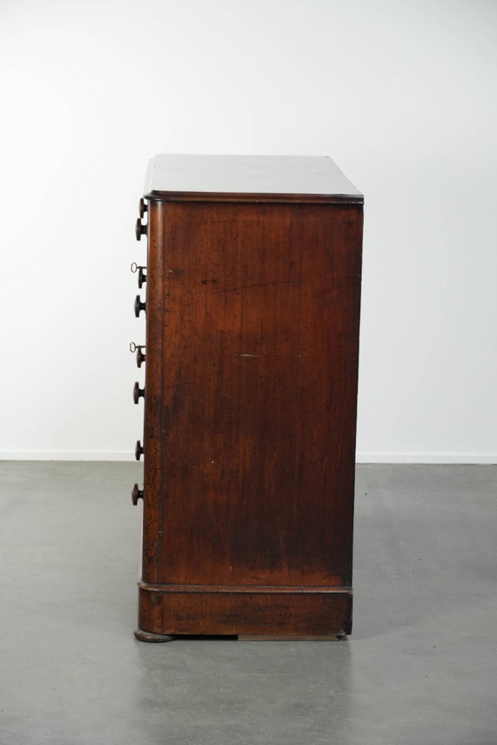 Image 1 of Statige antieke mahoniehouten Engelse ladekast uit de 19e eeuw met 5 lades en mooie warme donkere kleuren