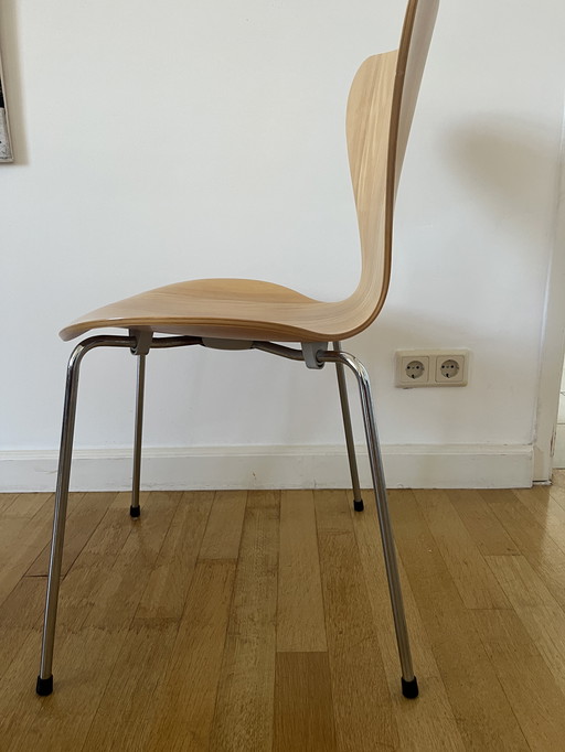 9 x Beige Houten Vlinderstoelen Design 2002 Arne Jacobsen