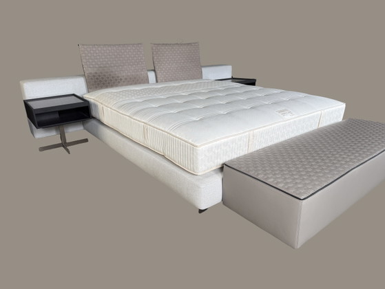 Cama desplazada Minotti Yang – Camas de matrimonio, Leather, Other (photo 11 of 12)