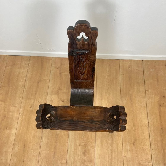 Image 1 of Coppia di sedie basse brutaliste a treppiede in legno massello, metà del XX secolo.