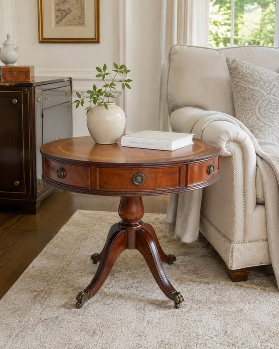 Vintage Engelse trommeltafel in Regency-stijl van mahoniehout en leer. – Bijzettafels, Leather, Brass (photo 6 of 9)
