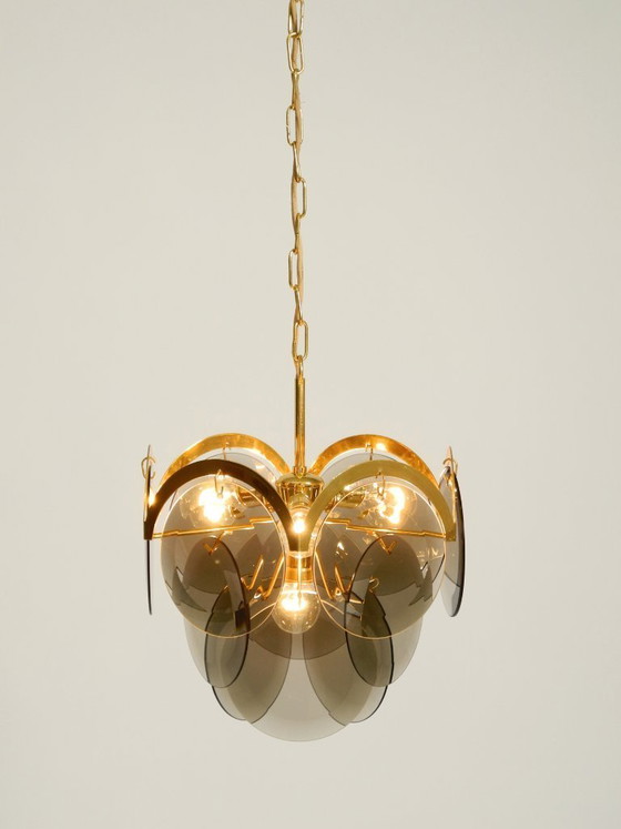Image 1 of Bellissimo lampadario da soffitto originale degli anni '60 in ottone di grandi dimensioni con ampie piastre di vetro rotonde.