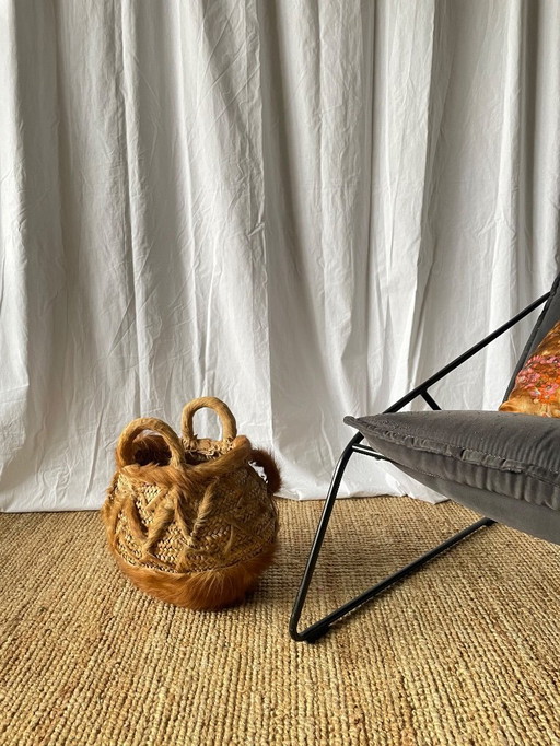 Antieke handgeweven mand met handvatten van natuurlijke vezels.