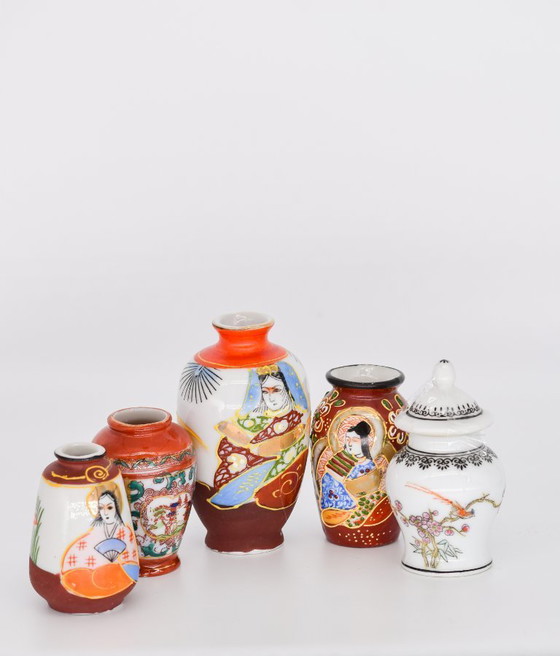 Image 1 of Collezione di 8 vasi in miniatura in porcellana Dragon Satsuma