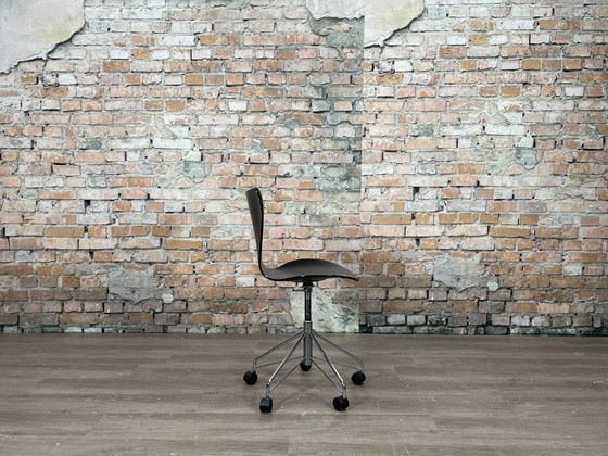 Image 1 of Fritz Hansen Butterfly black