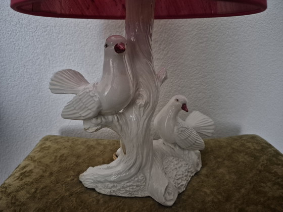 Image 1 of Vintage Hollywood Regency Italiaanse keramiek tafellamp duiven op boomstam 