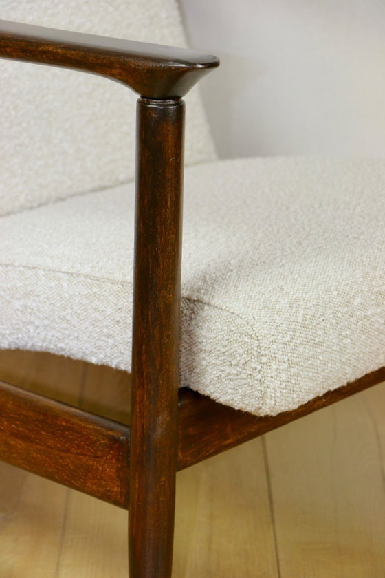 Image 1 of GFM-142 Fauteuil, ontwerp van Edmund Homa uit de jaren 70, wit ivoor boucle - 2 stuks beschikbaar - donker hout