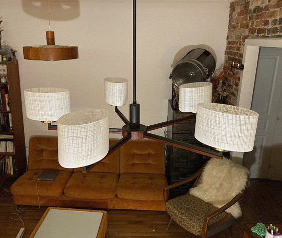 Image 1 of Skandinavischer 5-flammiger Kronleuchter aus Teakholz, Messing und Opalinschirmen