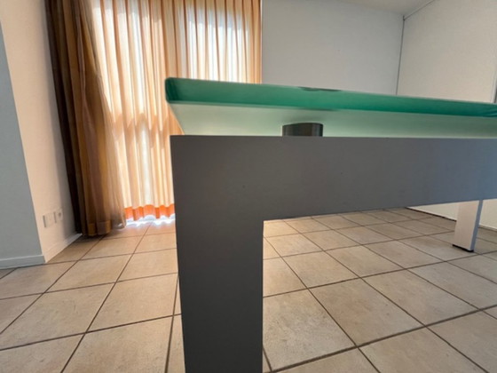 Mesa Arco Graphic con tablero de cristal mate y patas de aluminio lacado. – Mesas de comedor, rvs, Glass (photo 3 of 5)