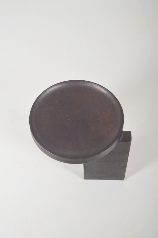 Mesa auxiliar danesa de metal diseñada por Nicolaj Nøddesbo & Tommy Hyldahl, 2019