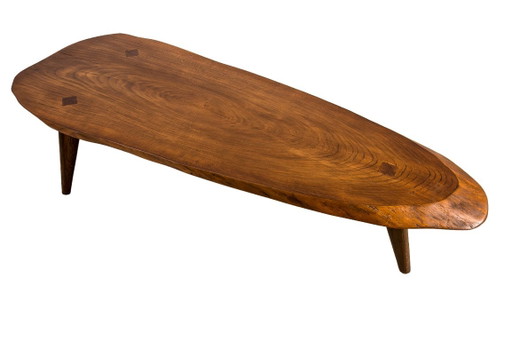 Brutalistischer Couchtisch aus massiver Eichenplatte, Mitteleuropa, 1960er–1970er Jahre