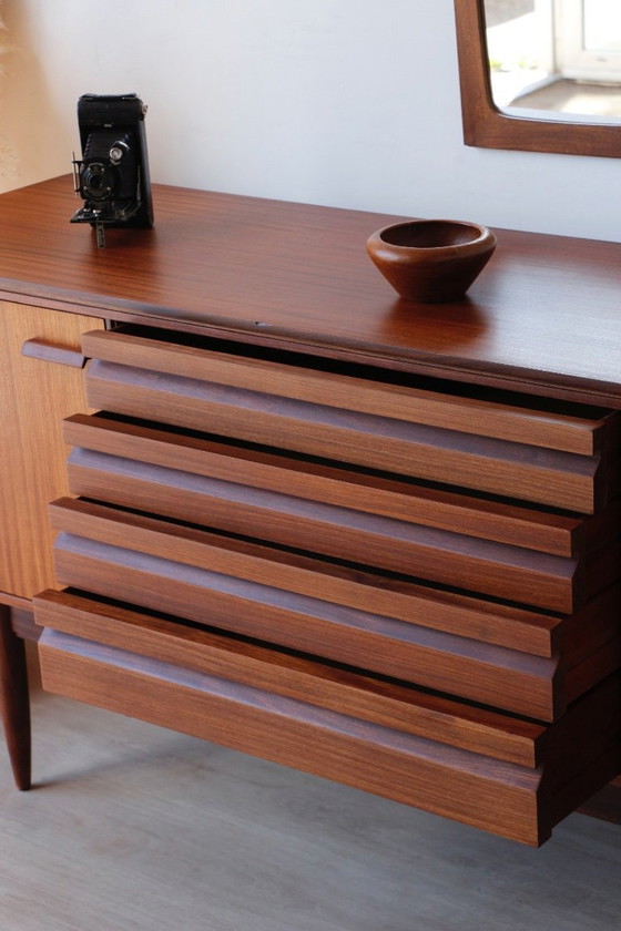 Image 1 of Britisches Sideboard im modernen Stil von White & Newton | Ikonisches Design