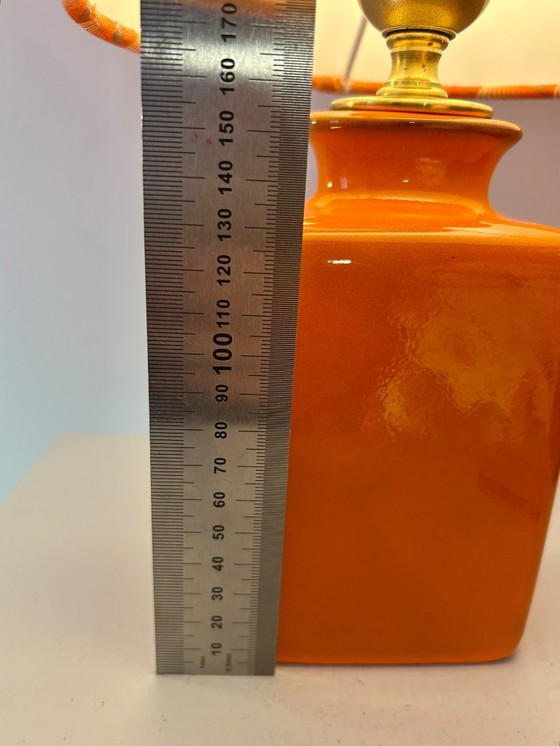 Image 1 of Een haardvaas van West-Duits aardewerk (jaren 60/70) omgetoverd tot een upcycled vaaslamp.