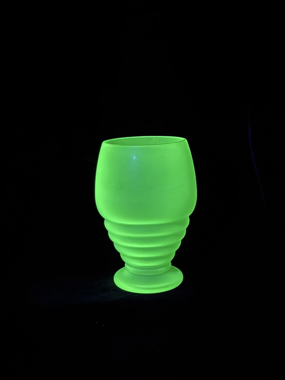 Image 1 of Vaso Art Déco in cristallo all'uranio con base a gradini – Design geometrico satinato – Anni '30