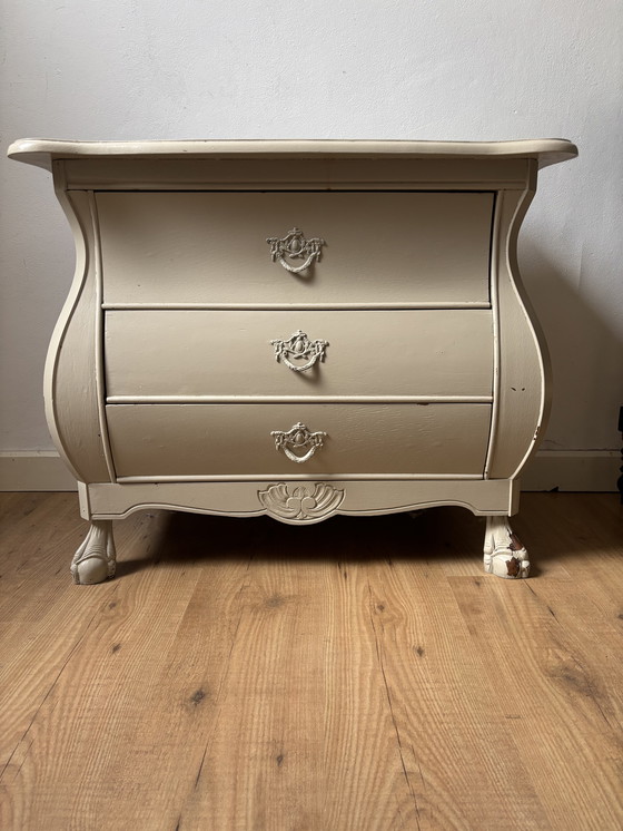 Image 1 of Klassische Kommode in Taupe mit verschnörkelten Formen