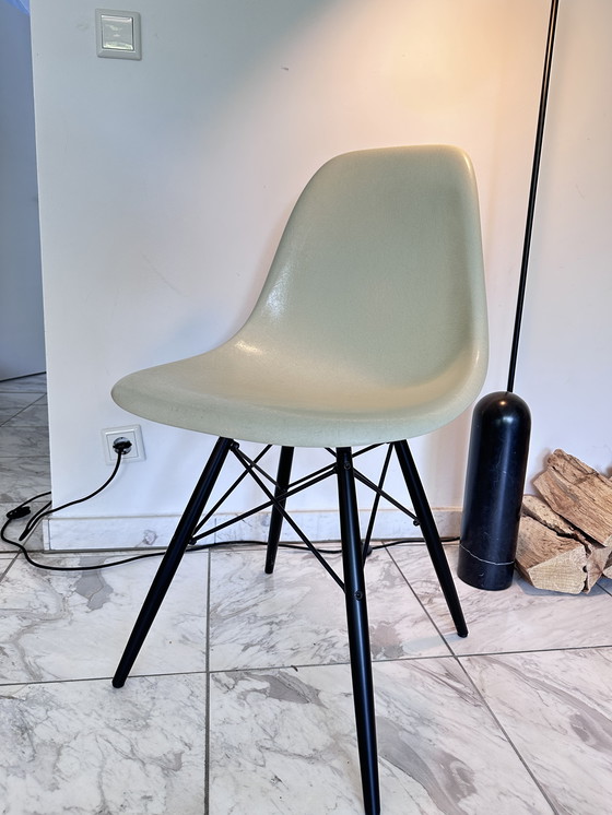 Image 1 of 2x Vitra Eames Silla Auxiliar de Fibra de Vidrio DSW - Madera y Base de Alambre-01 Eames Pergamino-Arce Negro