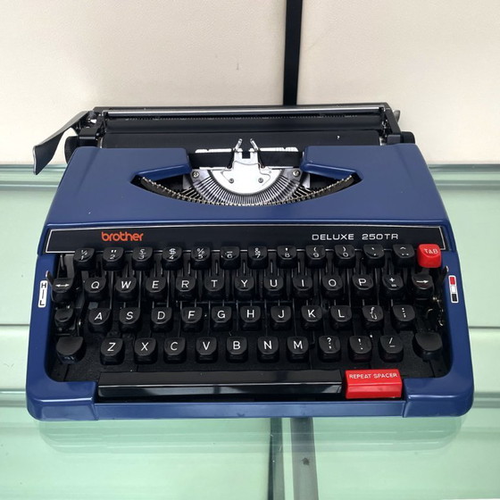 Image 1 of Macchina da scrivere Brother Deluxe 250TR blu, anni '70, con custodia, prodotta in Giappone.