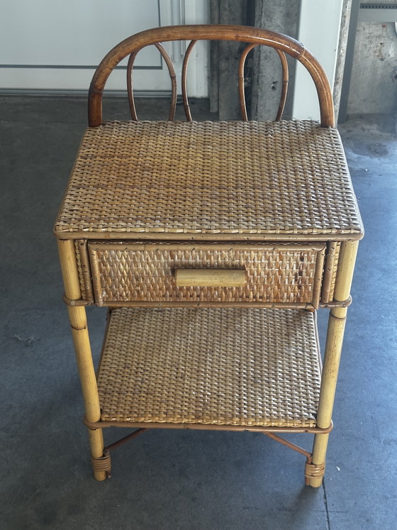 Pair of vintage bedside tables in rattan and woven wicker – Italy, 1970s – Fabrication artisanale Circa 1970 (photo 9 of 14)