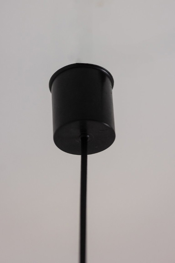 Image 1 of Paire de suspensions en verre bicolore jaune et blanc. Années 1960