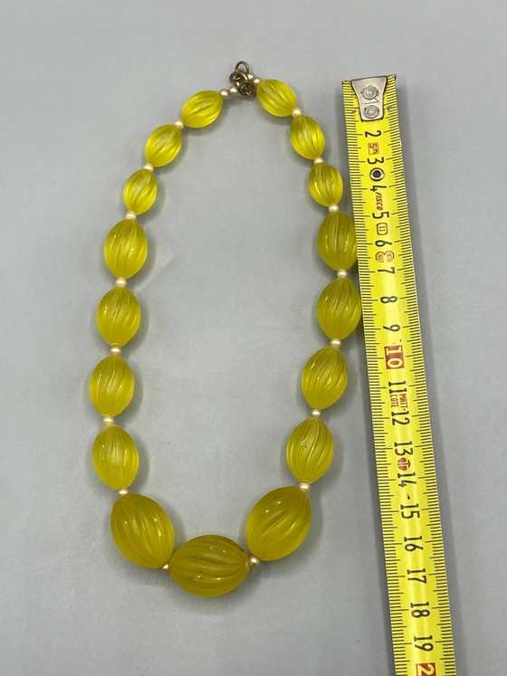 Vintage Lemon Yellow Choker Necklace – Ribbed Oval and Mother-of-Pearl Beads – Decorative Objects (photo 3 of 3)