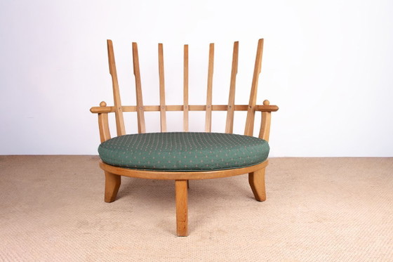 Image 1 of Gran sillón francés de roble macizo diseñado por Guillermo y Chambron para Your Home en 1960.