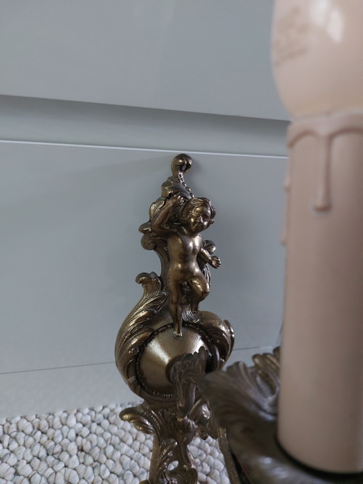Lampe ancienne à l'ange couchant