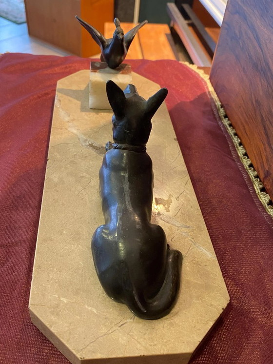 Image 1 of Sculture in bronzo Art Déco di un cane pastore e di un uccello su una lastra di marmo. Realizzate in Francia intorno al 1920.