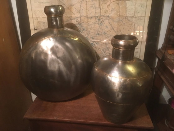 Coppia di borracce in metallo lucidato dal Rajasthan. – Bicchieri e caraffe, Vintage (photo 2 of 12)