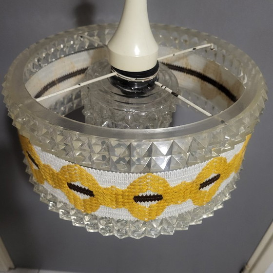 Image 1 of Lampada a sospensione in plexiglas e vetro, ricamo vintage anni Settanta, 1960-70
