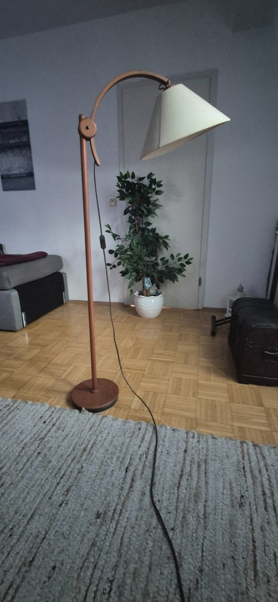 Image 1 of Schöne Teak - Stehlampe in wunderbarem dänischem, skandinavischen Design. Hersteller Domus in den 60er/70er Jahren. Ausführung G