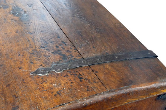 Image 1 of 18de eeuwse Hollandse eikenhouten kist. 