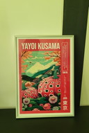 Grabado original de Yayoi Kusama enmarcado.