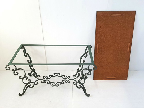 Image 1 of Vintage salontafel uit de jaren 40, groen smeedijzer met spiegelblad en vogeldecoratie.